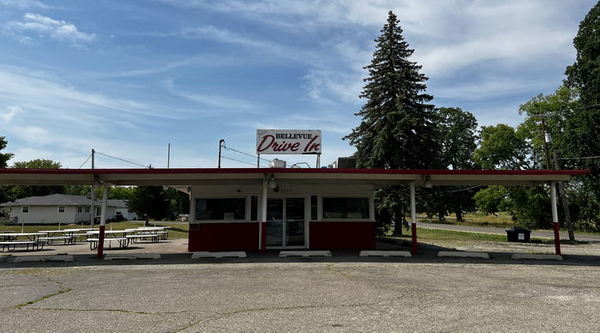 A&W Restaurant - Bellevue - 9787 Battle Creek Hwy (newer photo)